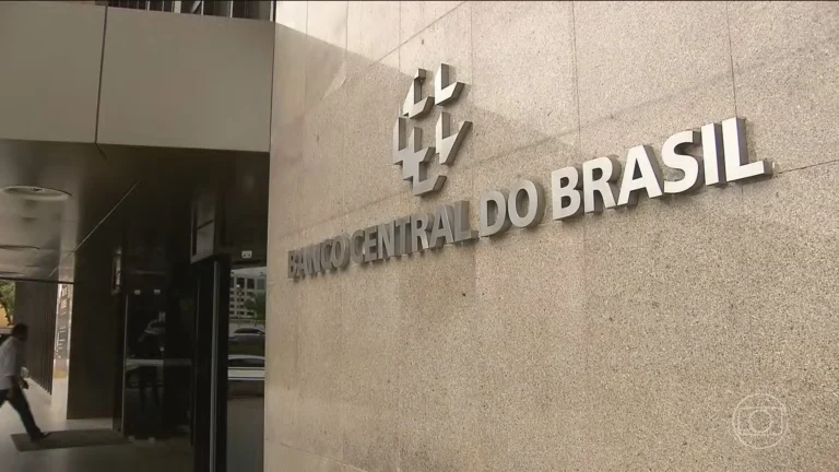 Cadeado digital sobre tela com dados financeiros, representando a segurança e as medidas contra fraudes do Banco Central.