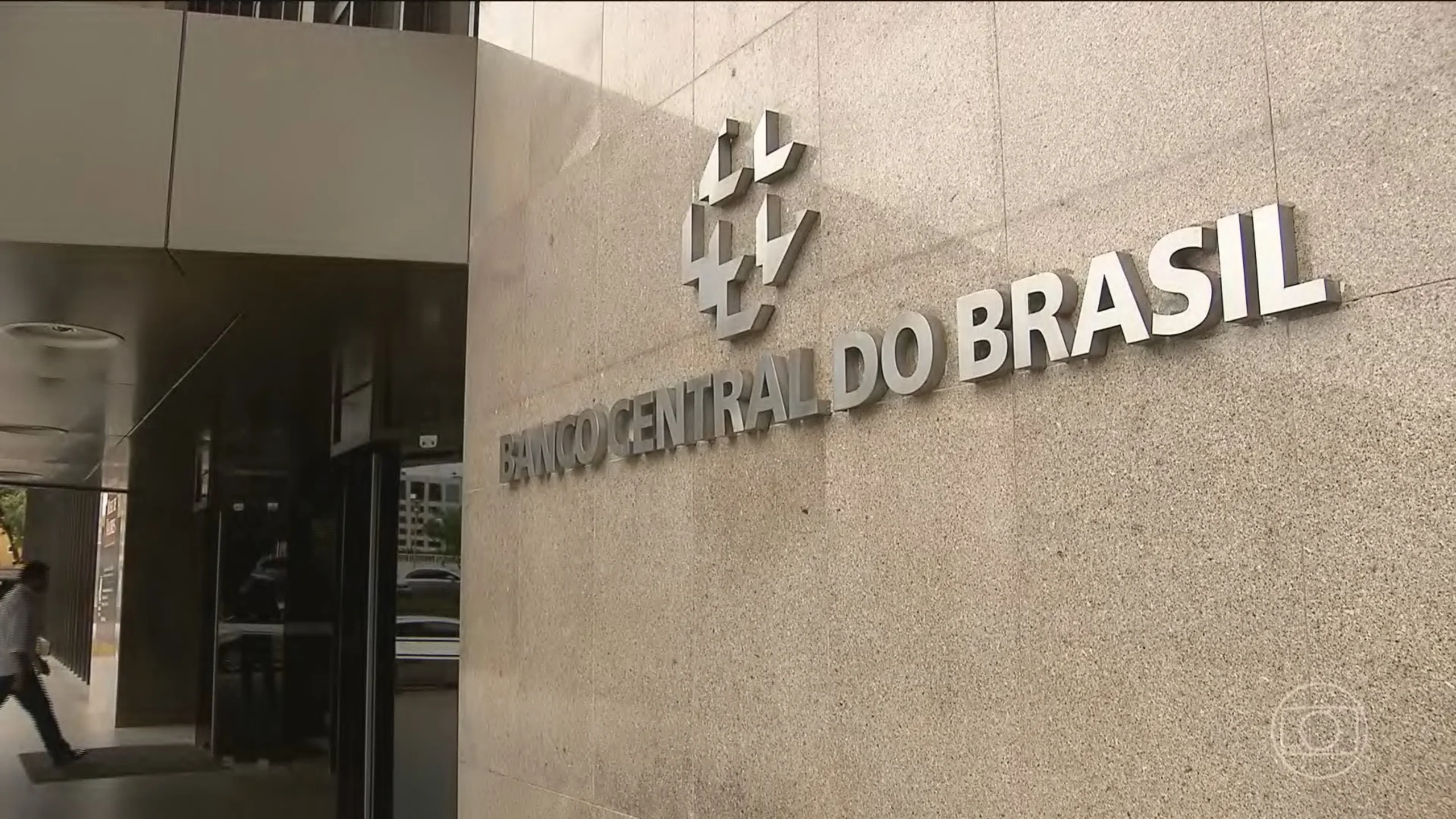 Cadeado digital sobre tela com dados financeiros, representando a segurança e as medidas contra fraudes do Banco Central.