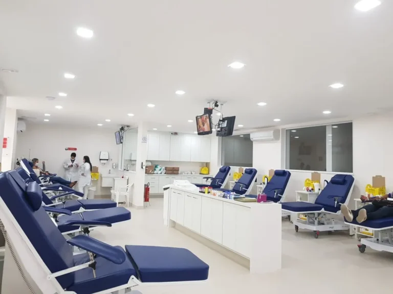 Pessoas doando sangue em Petrópolis para campanha de Páscoa do GSH Santa Teresa