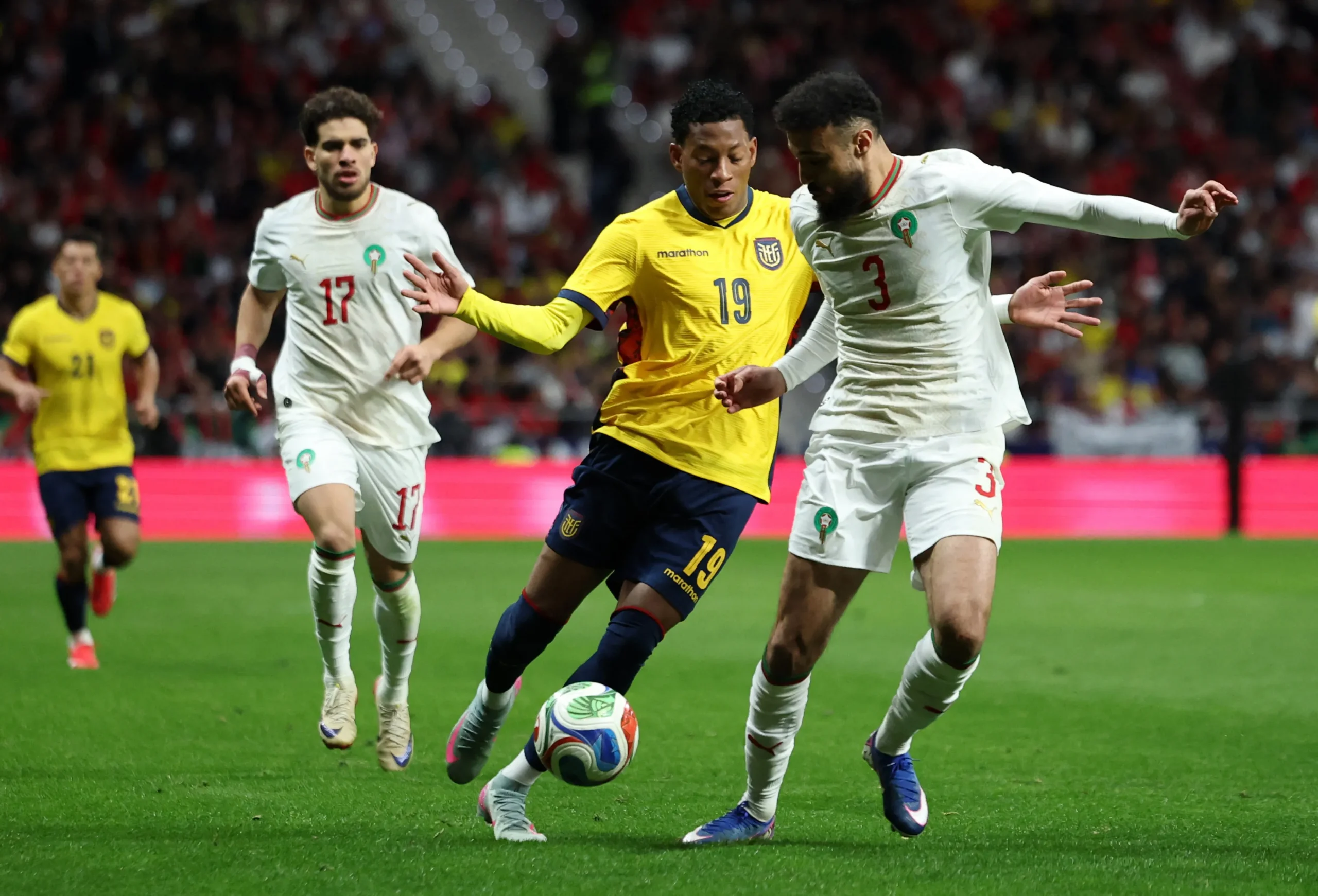 Plata com a camisa do Flamengo, em campo, após problemas internos