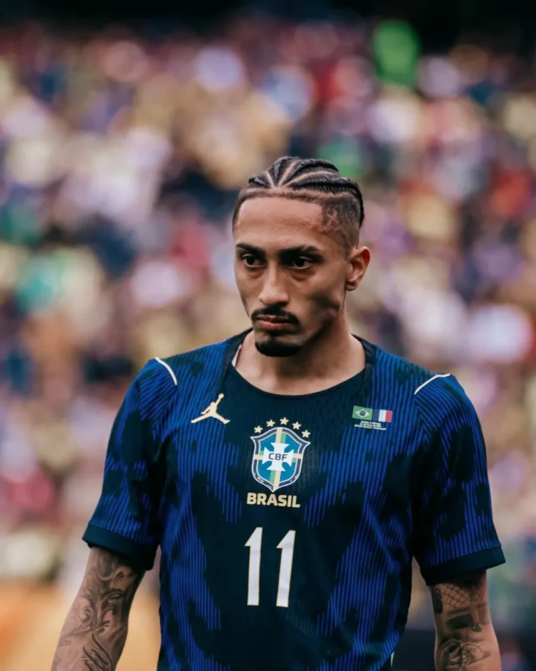 Raphinha em fisioterapia para lesão na coxa direita