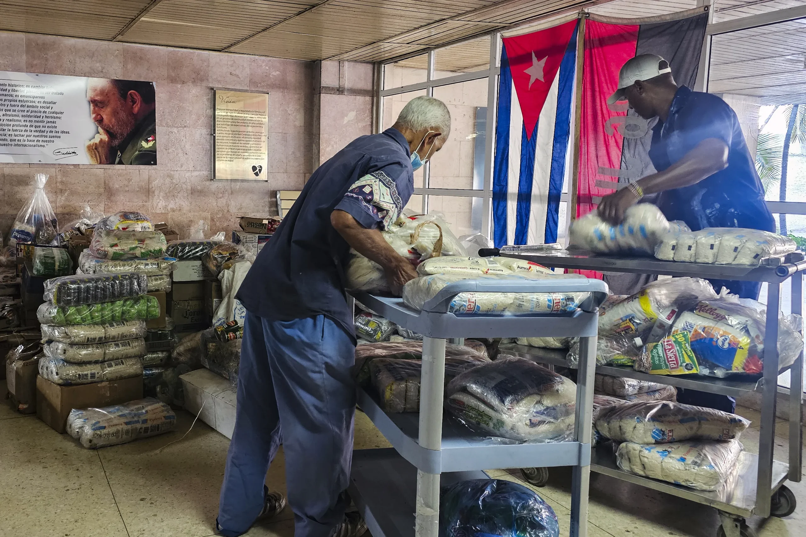 Barco de resgate da Marinha mexicana em busca de veleiros com ajuda humanitária para Cuba.