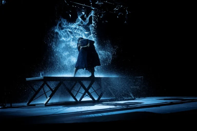 Fotógrafa registrando espetáculo no Festival de Curitiba