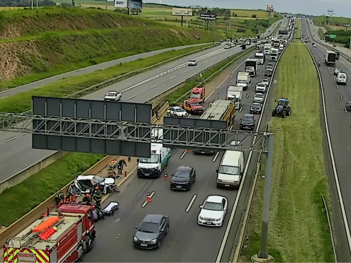 Batida D. Pedro Campinas com carro e caminhão envolvidos e equipes de resgate