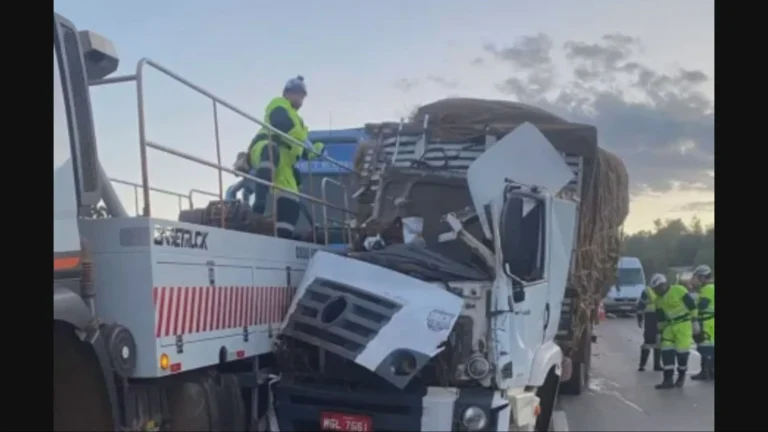 Caminhões destruídos após batida na BR-040 em Sete Lagoas