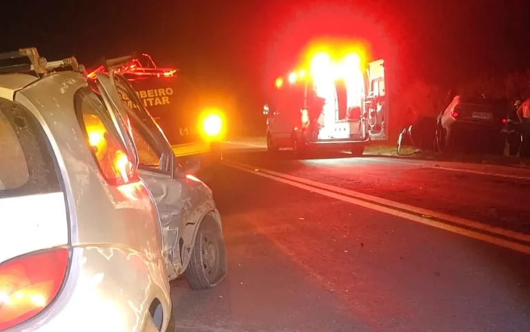 Batida entre dois carros na MG-050 com veículos capotado e equipes de resgate
