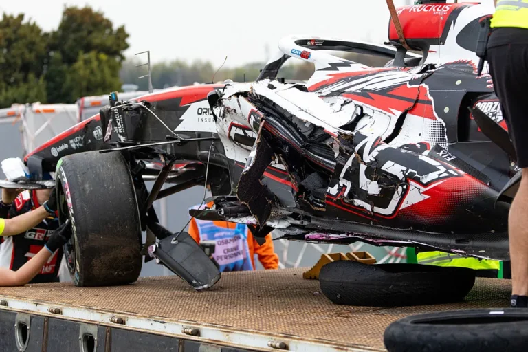 Carro de F1 de Oliver Bearman danificado após batida em Suzuka