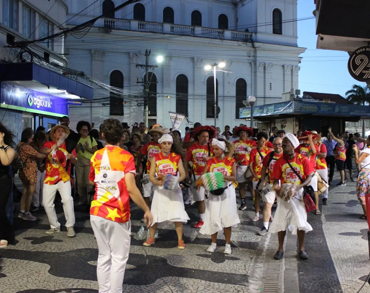 Pessoas tocando alfaias e agês em oficinas gratuitas de maracatu em Campos