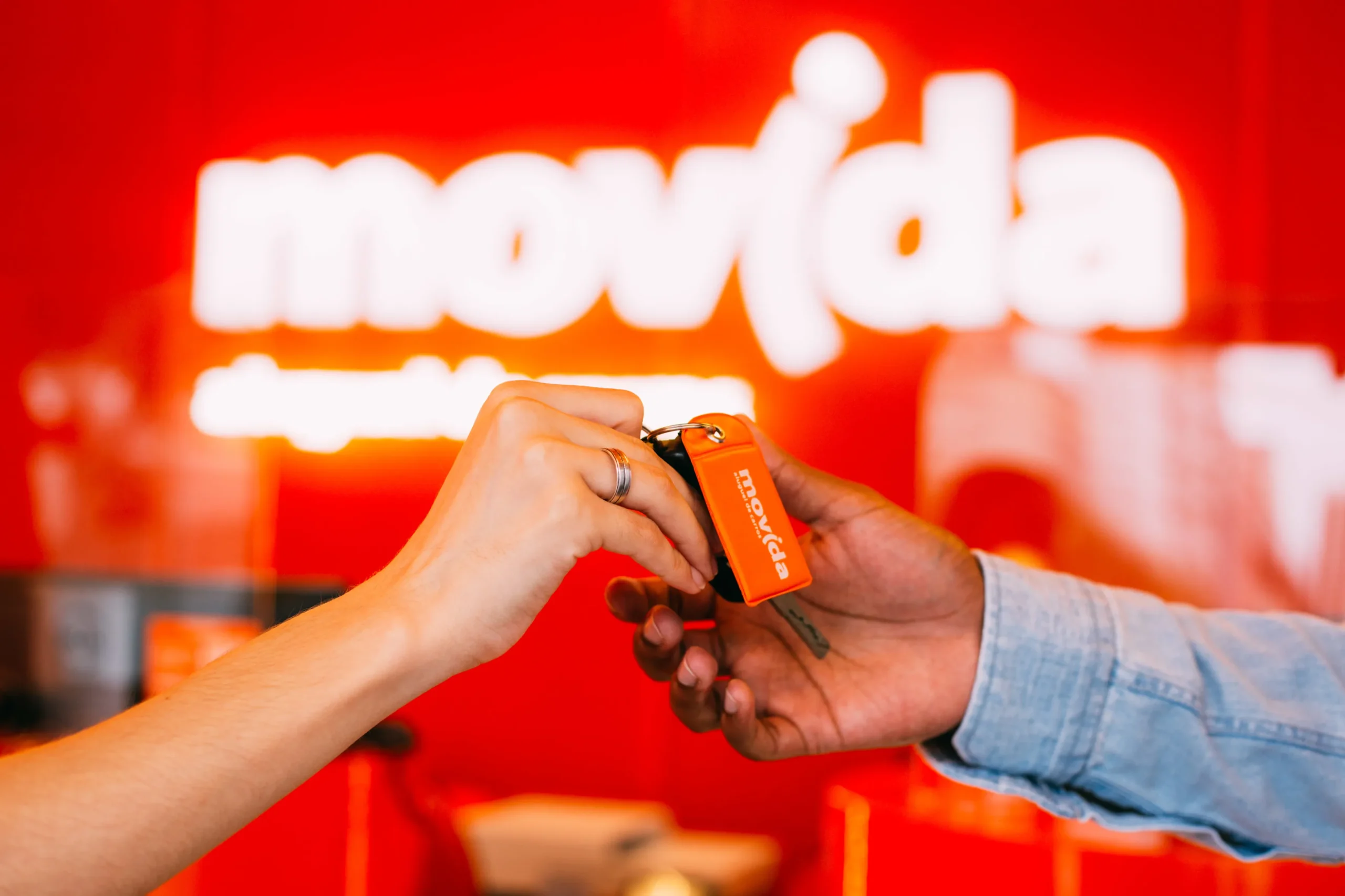 Executivos da BNDESPar e Simpar em momento de assinatura do investimento