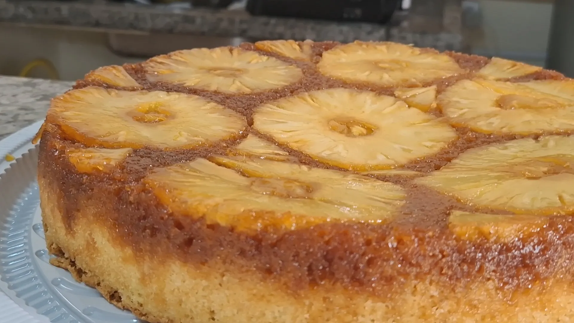 Bolo invertido de abacaxi pronto para servir, com cobertura de chantilly