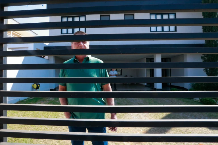 Bolsonaro com tornozeleira eletrônica após alta hospitalar para prisão domiciliar