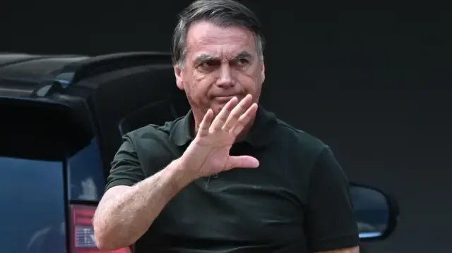 Jair Bolsonaro saindo do hospital com acompanhantes médicos e familiares