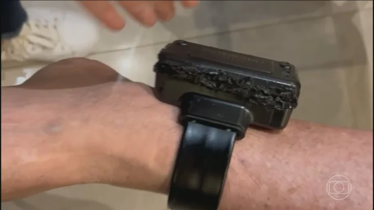 Tornozeleira eletrônica no tornozelo de uma pessoa, com fundo desfocado.