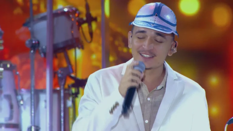 Artesão Irineu com seu bonéu de couro, em sua oficina no sertão de Pernambuco, criador do acessório de João Gomes.