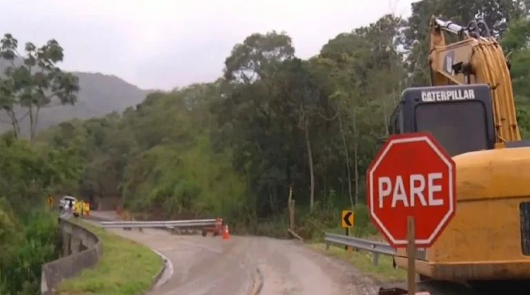 BR-495 interditada com buracos e rachaduras após chuvas