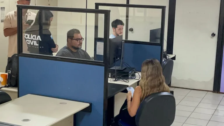 Pessoas diversas e símbolos de justiça, representando os crimes de racismo e a aplicação da lei no Brasil.