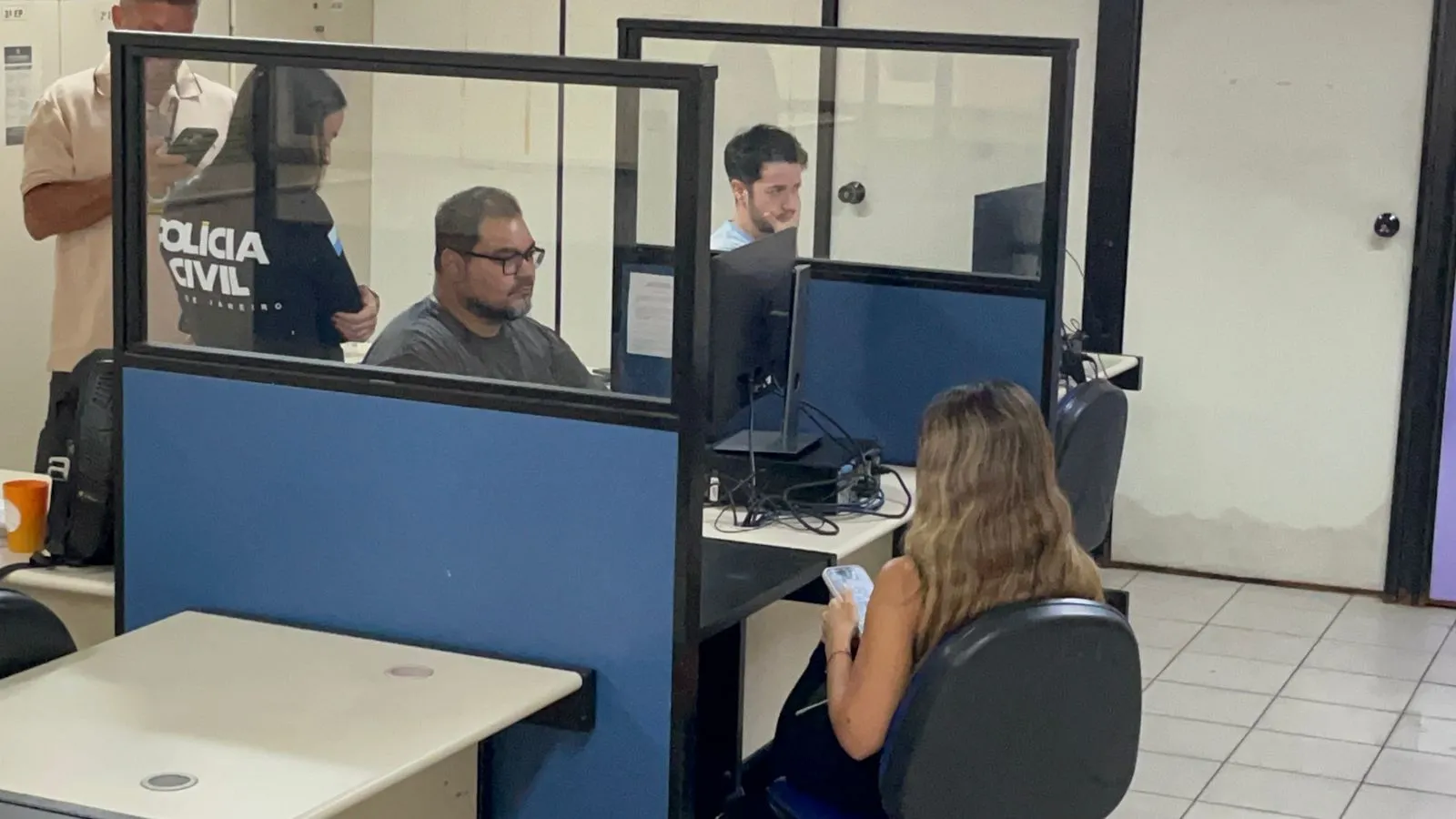 Pessoas diversas e símbolos de justiça, representando os crimes de racismo e a aplicação da lei no Brasil.