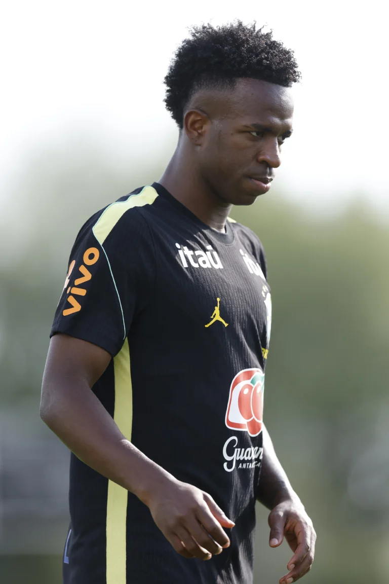 Jogo de futebol Brasil contra França, ação em campo