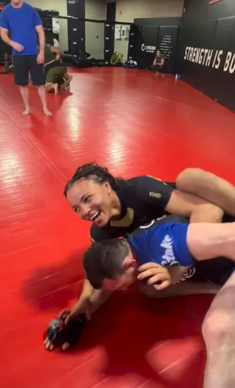 Cássia Moura derrubando Merab Dvalishvili em treino de jiu-jítsu