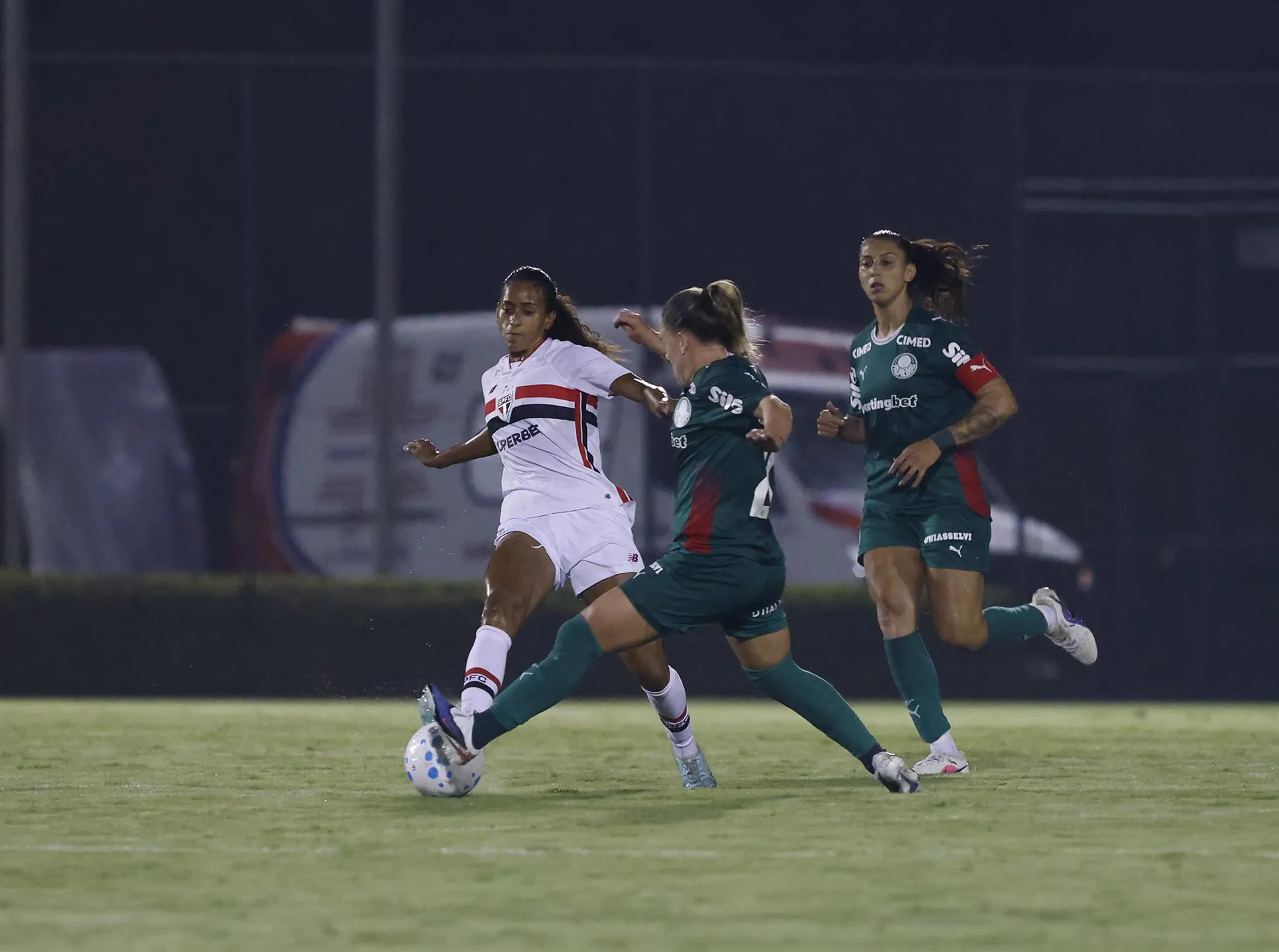 Jogadoras de futebol feminino disputando bola no Brasileirão Feminino 2026