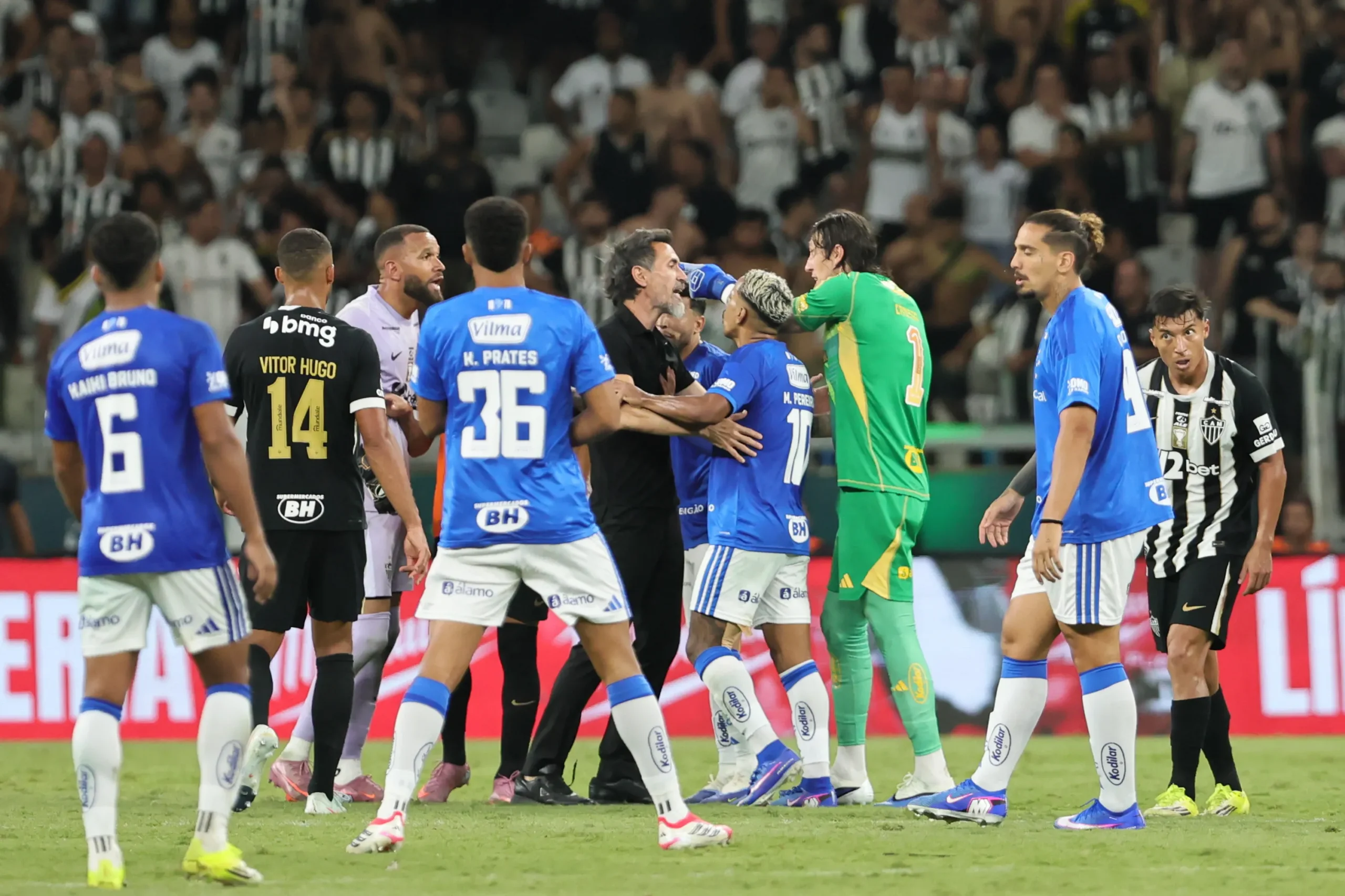 Seguranças separam jogadores após briga Cruzeiro Atlético-MG