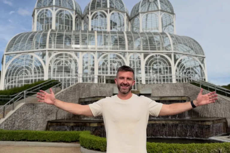 Nick Whincup em Curitiba, turismo, gastronomia, influenciador britânico, capivaras, Jardim Botânico