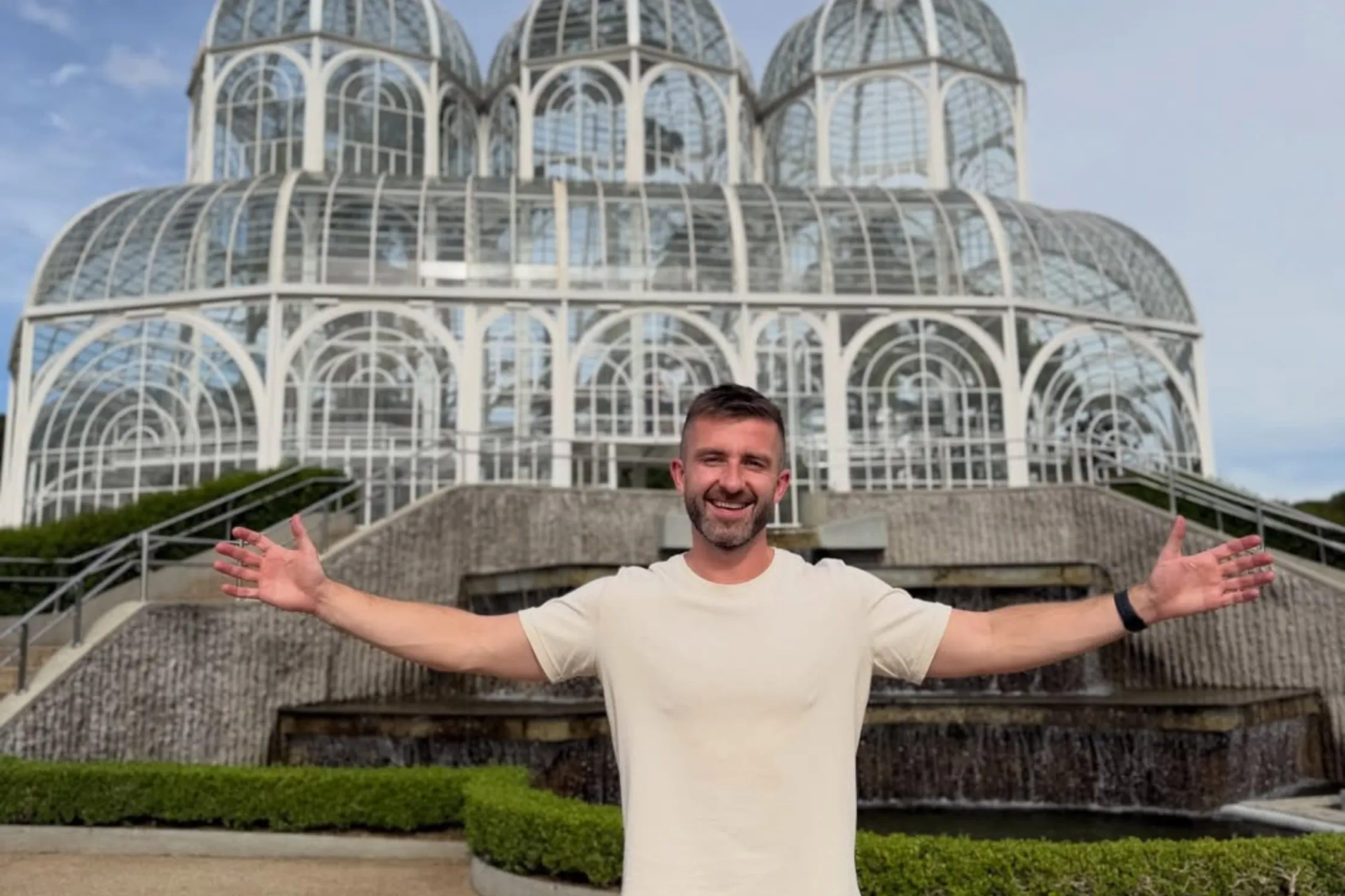 Nick Whincup em Curitiba, turismo, gastronomia, influenciador britânico, capivaras, Jardim Botânico