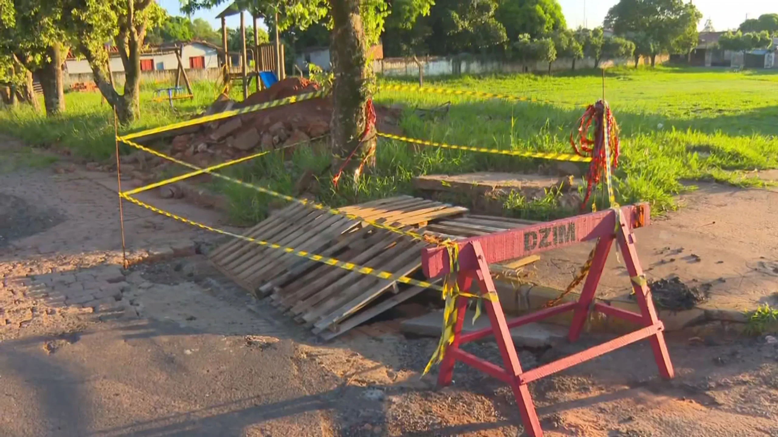 Trabalhadores da prefeitura inspecionando bueiros fechados em Martinópolis após enxurrada.