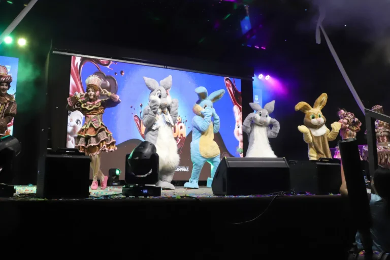 Crianças em caça aos ovos com coelhinho da Páscoa em Campinas