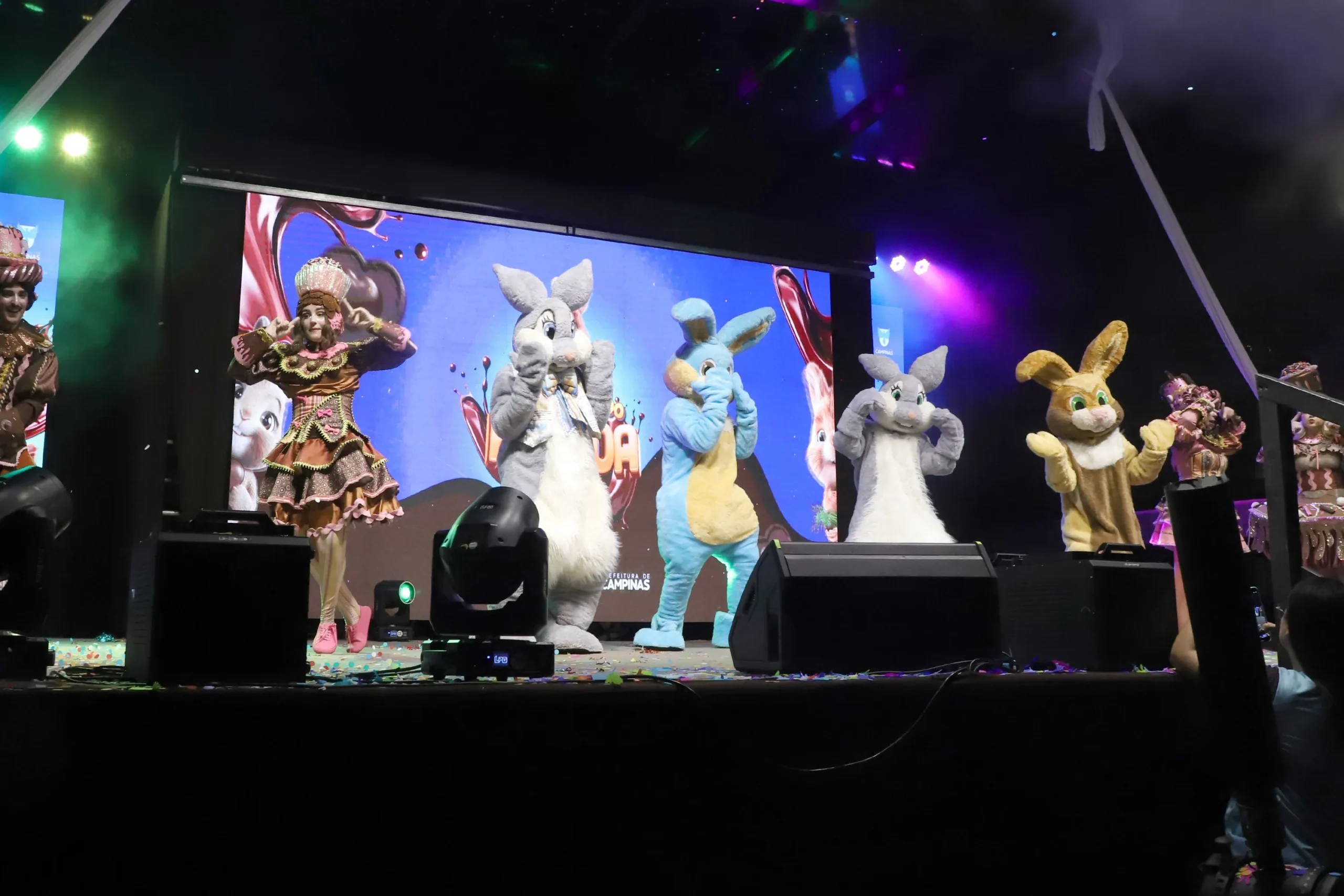 Crianças em caça aos ovos com coelhinho da Páscoa em Campinas