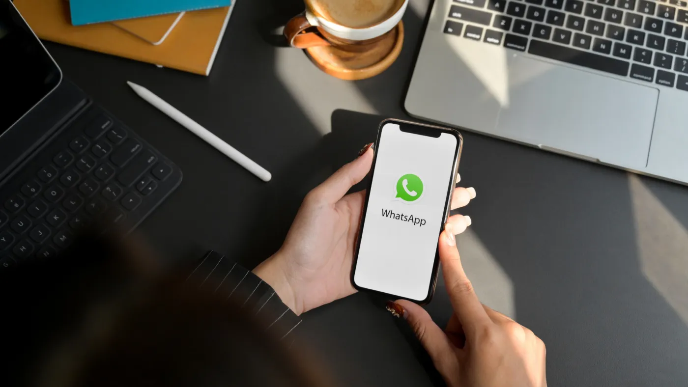 Logo do WhatsApp com IA e martelo do Cade, multa de R$ 250 mil