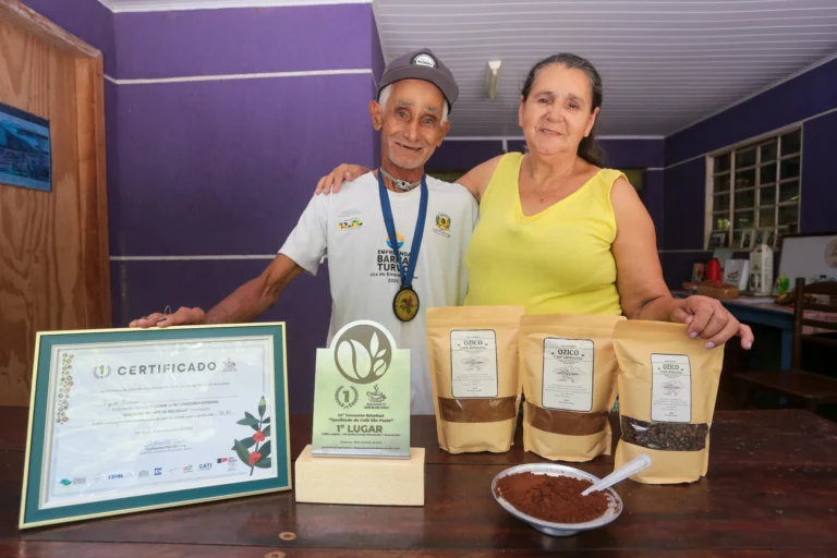Casal de agricultores Ozico e Pedrina na plantação de Café de Barra do Turvo