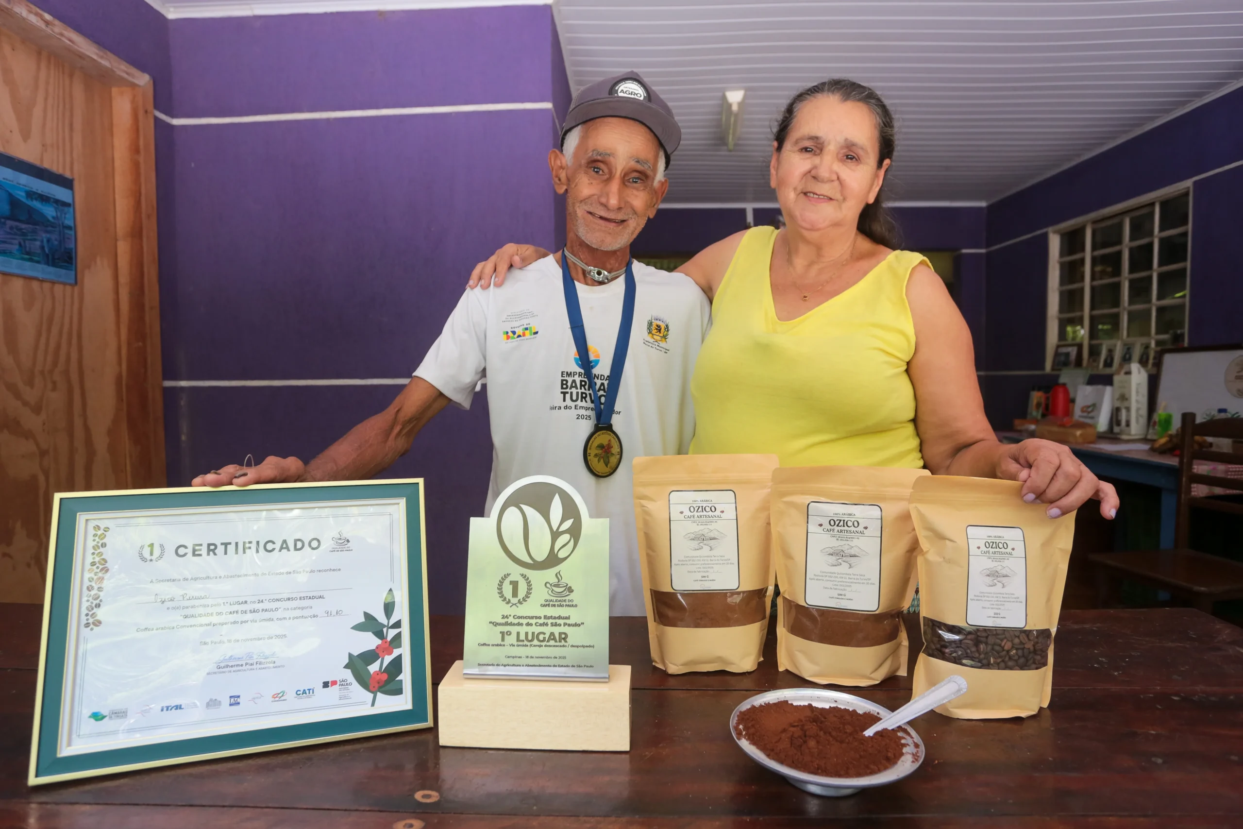 Casal de agricultores Ozico e Pedrina na plantação de Café de Barra do Turvo