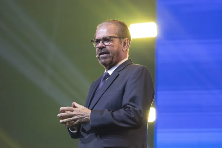 Reinaldo Carneiro Bastos reeleito presidente da FPF