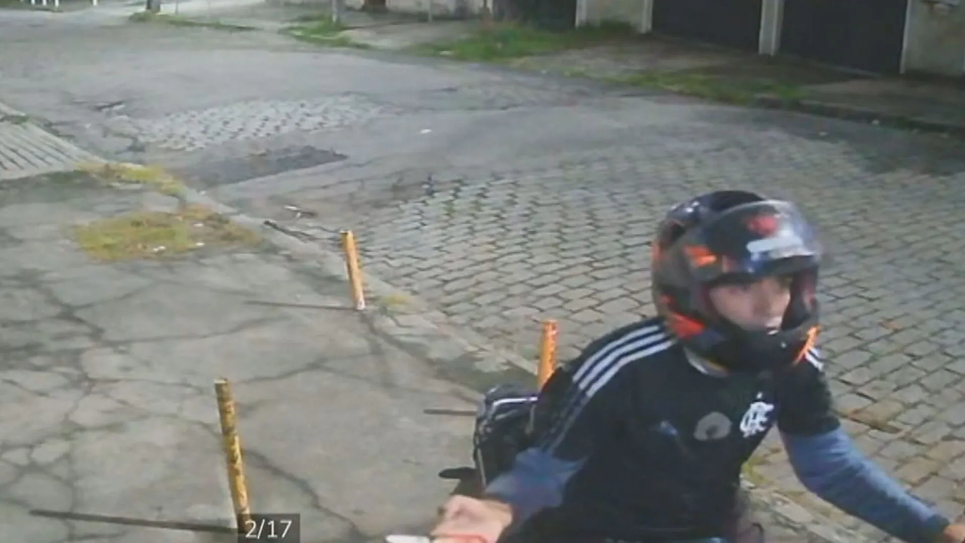 Policial militar de folga é alvo de assalto em Quintino, flagrado por câmeras de segurança