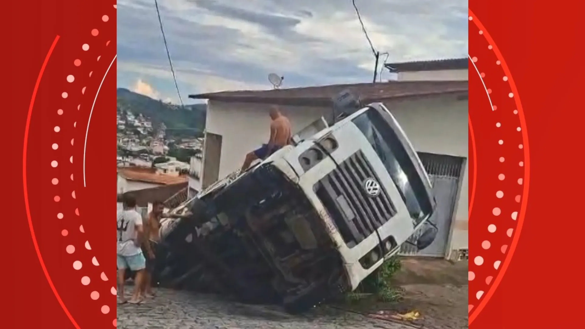 Caminhão em cratera por rua que cedeu com chuva forte
