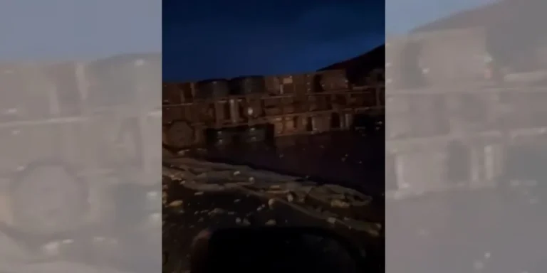 Caminhão de carga acidentado com mandioca na pista da Raposo Tavares