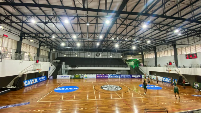 Jogadoras de basquete em quadra durante o jogo LBF Campinas e Maringá