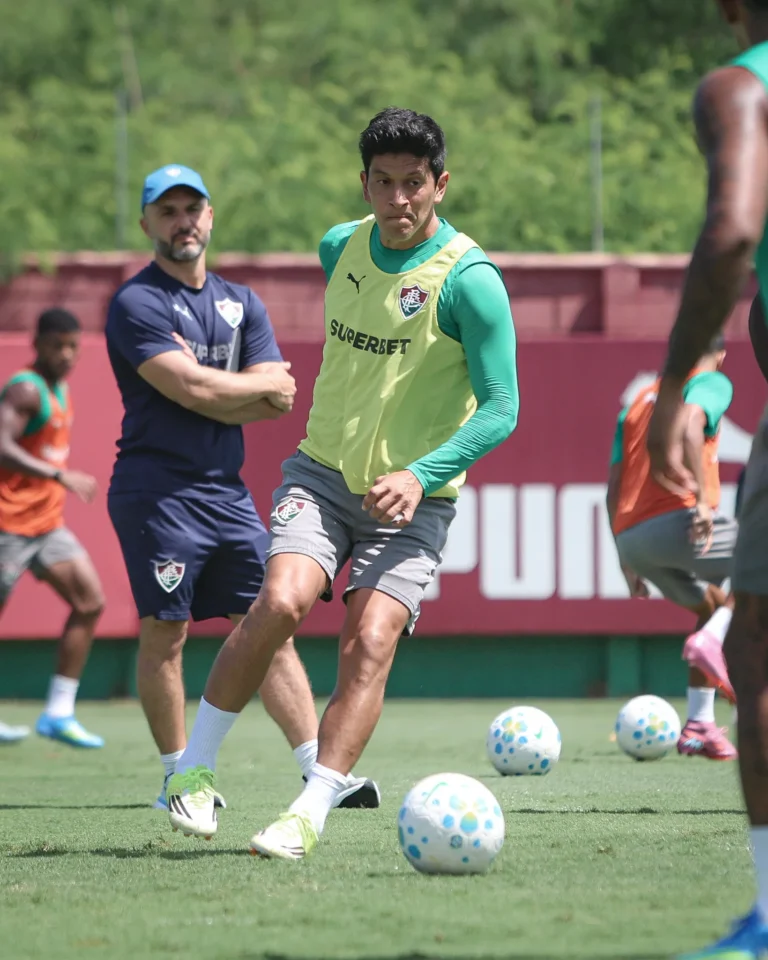 Atacante Cano do Fluminense em treinamento, recuperando-se de lesão