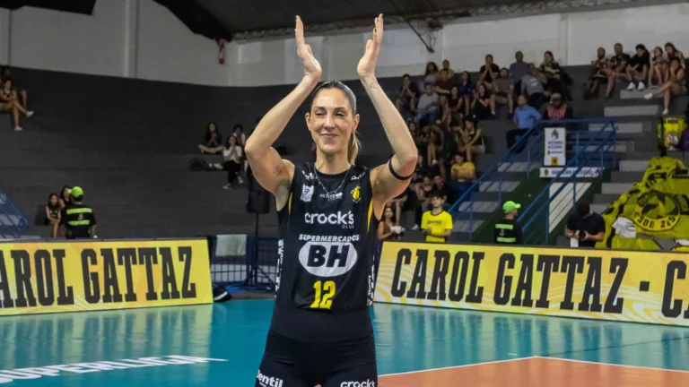 Carol Gattaz chorando com flores na despedida do vôlei