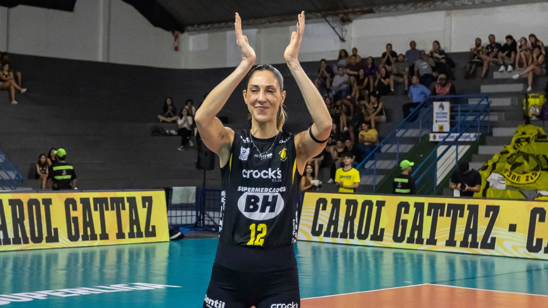 Carol Gattaz chorando com flores na despedida do vôlei