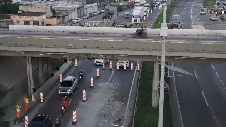 Acidente de carreta na Via Dutra danifica viaduto em Nova Iguaçu e causa congestionamento