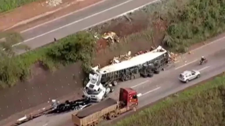 Carreta tombada BR-381 Igarapé, acidente com caminhão em ribanceira, interdição BR-381, resgate carreta Igarapé