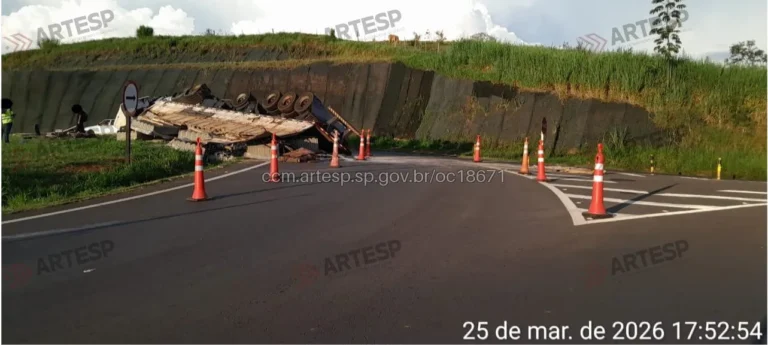 Carreta de telhas tombada na SP-333