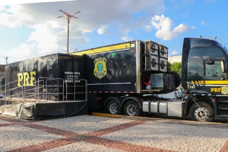 Carreta Cinema da PRF oferece educação no trânsito gratuita para jovens em Macaé