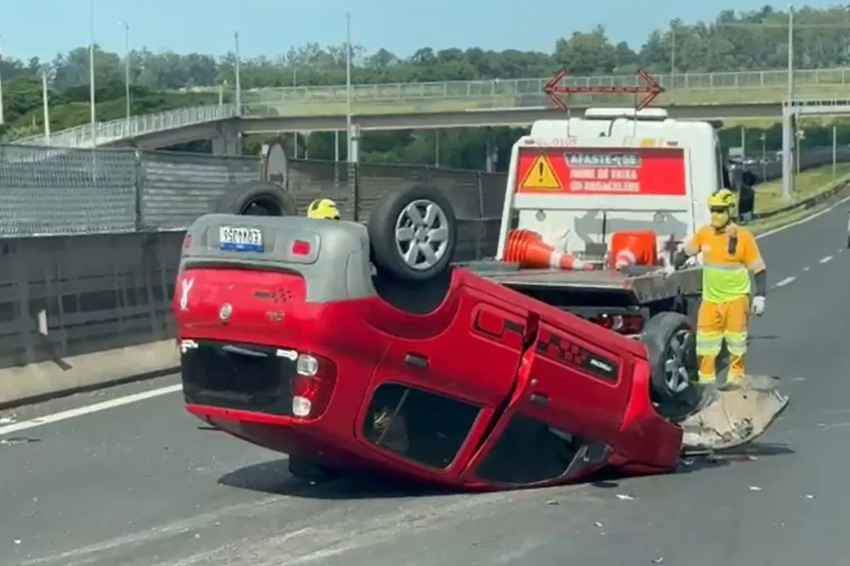 Acidente na Anhanguera com carro capotado e congestionamento