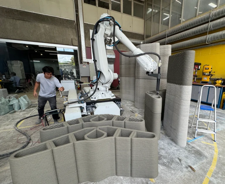 Braço robótico imprimindo uma casa 3D, depositando concreto em camadas