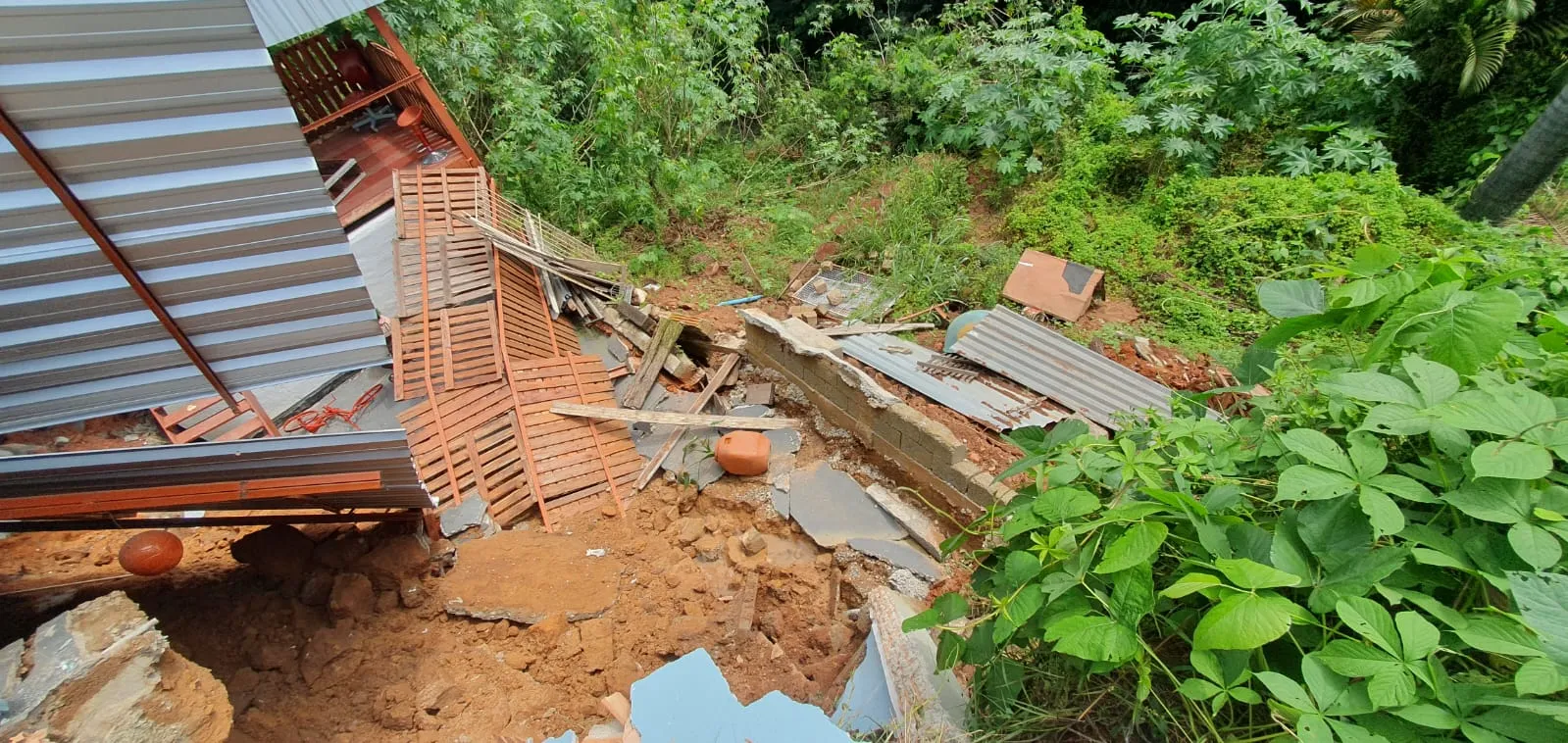 Casa desabada em Divinópolis após interdição e uso indevido de auxílio