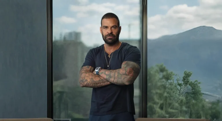 Pilha de dinheiro com lupa, investigação de lavagem de dinheiro, Caso Master, crime financeiro