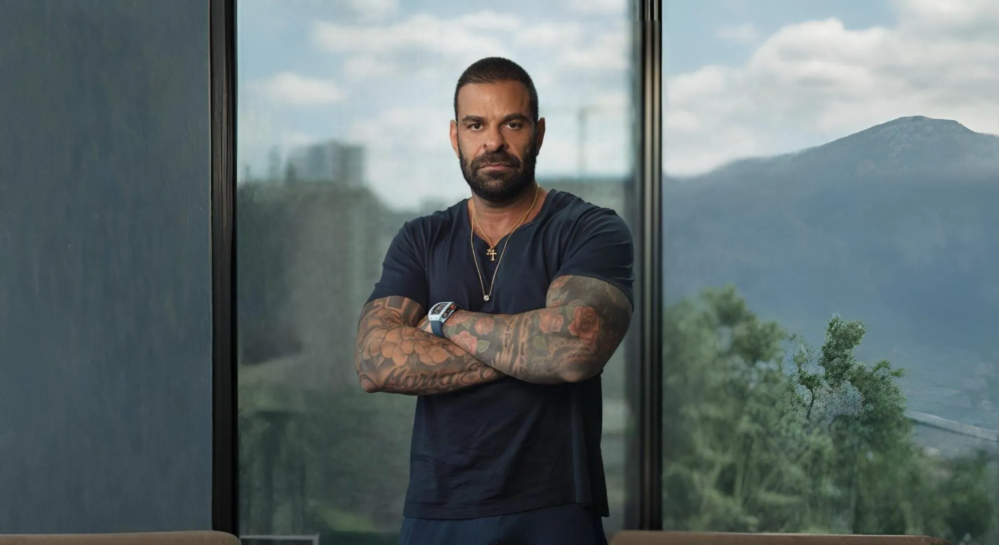 Pilha de dinheiro com lupa, investigação de lavagem de dinheiro, Caso Master, crime financeiro